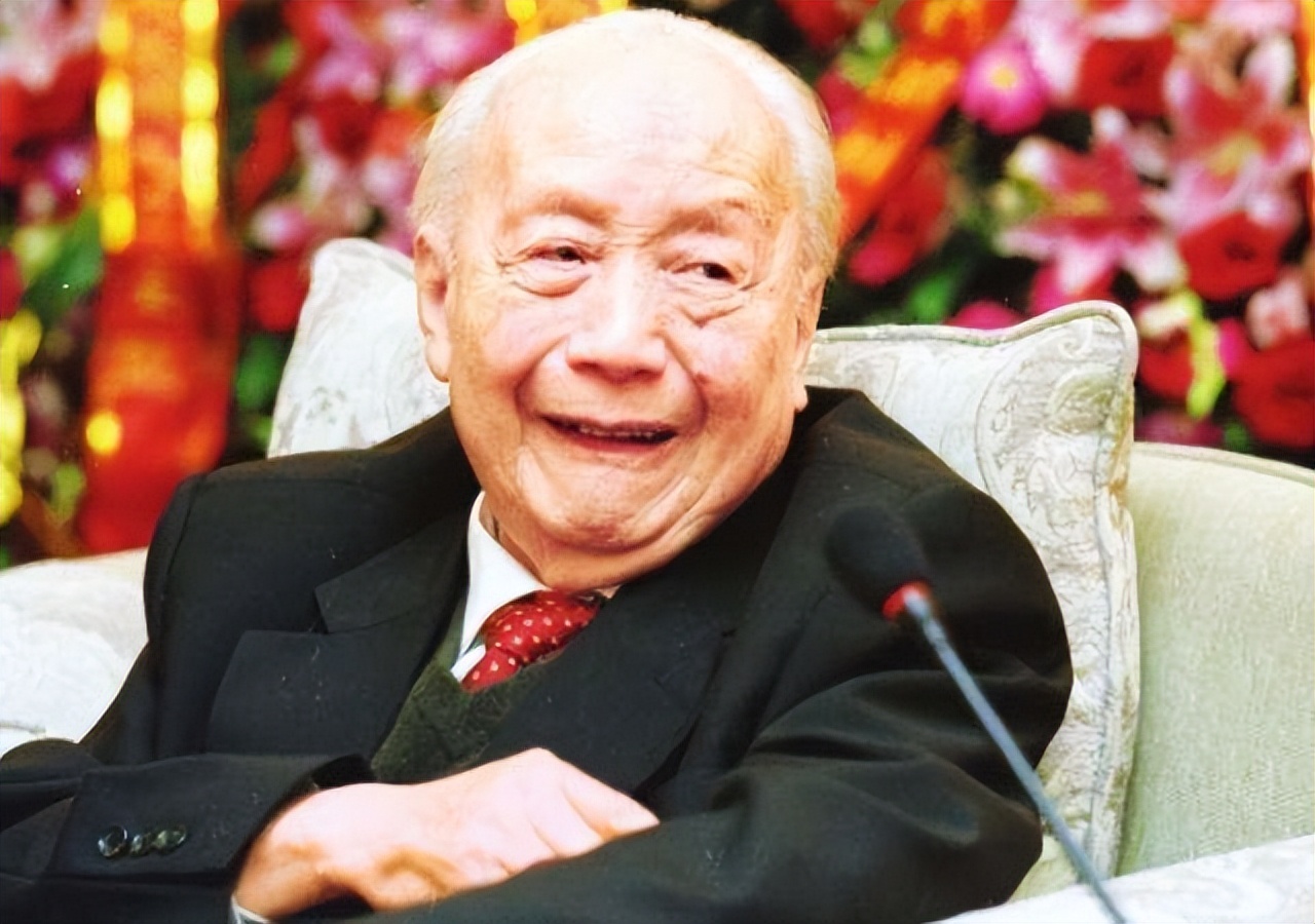 1996年，钱伟长参观华..